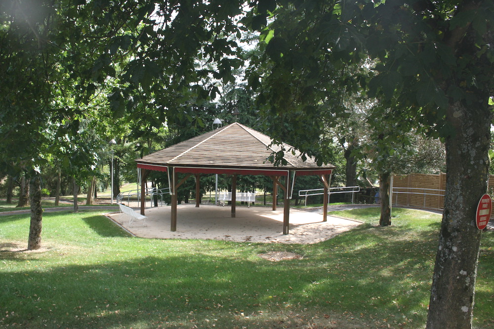 Espaces verts et kiosque en bois