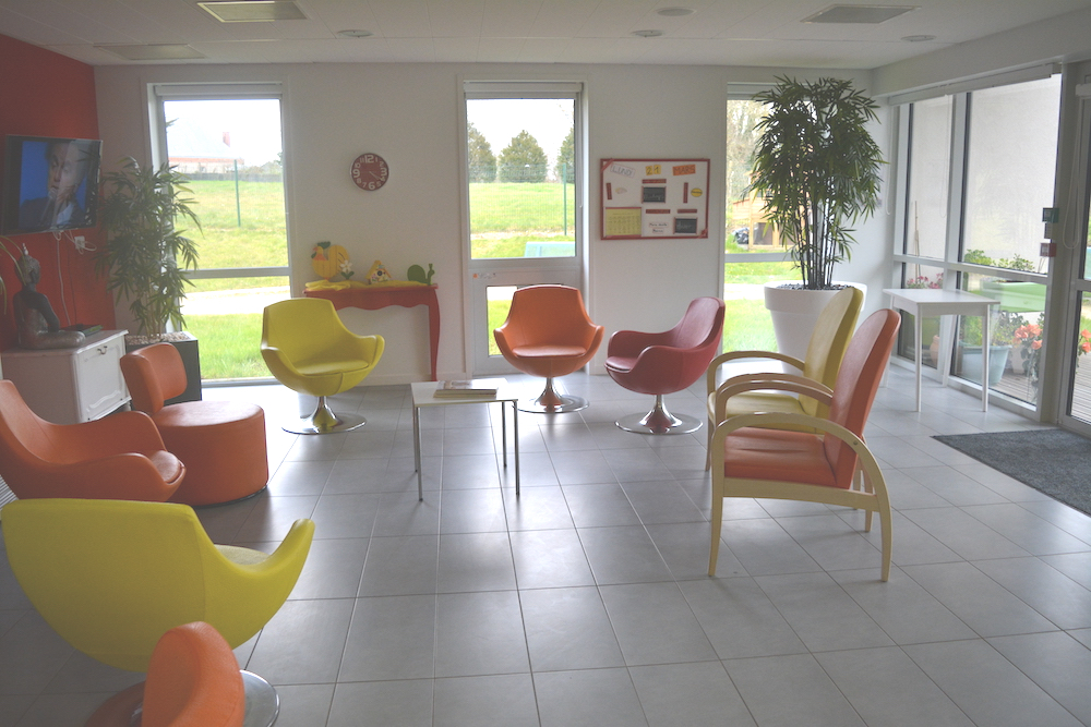 Salon Unité ALZHEIMER avec vue sur les espaces verts